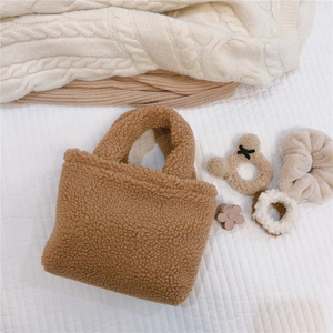 Mini sac à main en polaire avec accessoires de coiffure assortis en ton camel