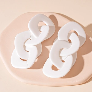 Boucles d'oreilles minimalistes en acrylique blanc à trois maillons ovales entrelacés