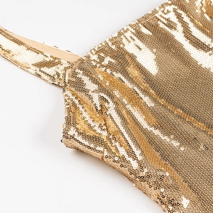 Detailansicht der goldenen Pailletten am schmal geschnittenen Abendkleid mit Trägern