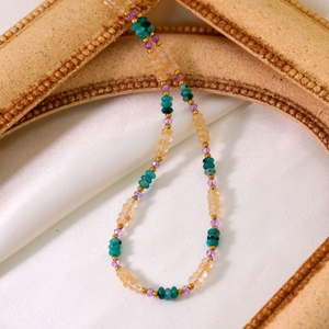 Collier luxueux en acier inoxydable plaqué or 18K avec perles en pierre naturelle colorée