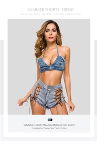 Dettaglio del crop top in denim azzurro e set di pantaloncini con lacci e trama morbida