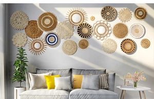 Dettaglio di 19 cesti murali boho fatti a mano in paglia con specchi decorativi e nappe