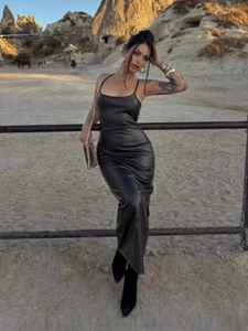 Abito lungo sexy in pelle PU nera con scollo a U e schiena scoperta con lacci