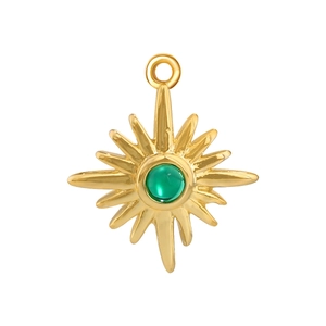 Dettaglio di un ciondolo a stella placcato oro con pietra preziosa verde tonda