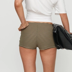 Detailopname van de gebreide gestreepte hotpants met textuur en slanke pasvorm van achteren