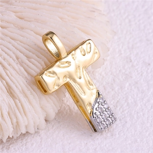 Pendentif en forme de T bicolore or et argent avec texture martelée et zircons