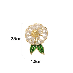 Spilla floreale con petali dorati e foglie verdi misura 2,5 cm per 1,8 cm