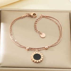 Détail du bracelet double couche tournesol en or rose dans un coffret à bijoux