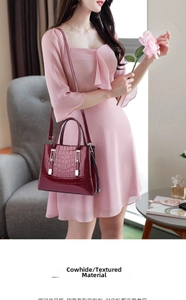 Détail du sac à main bordeaux en cuir de vachette brillant avec texture crocodile