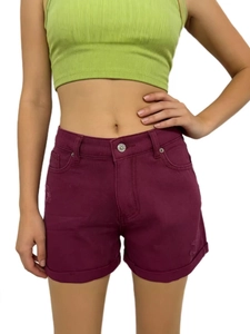 Pantaloncini di jeans bordeaux a vita alta con gamba larga e risvolto su modella