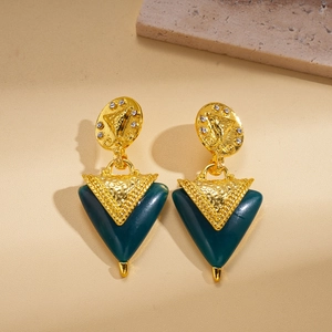 Boucles d'oreilles rétro triangle en résine verte et métal martelé doré avec cristaux