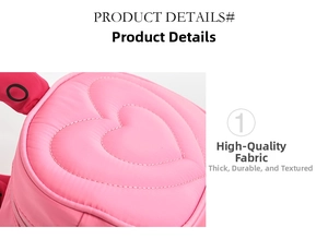 Détail de la trousse de toilette rose avec matelassage en cœur et tissu épais durable
