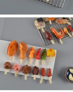 Gedetailleerde macro van realistische PVC BBQ-spiesen op een wit bord en grill