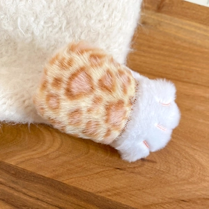 Détails de la pince à cheveux en peluche léopard avec coutures roses sur la patte