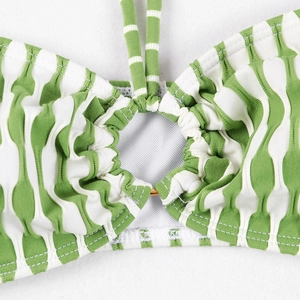 Détail d'un maillot de bain rayé vert et blanc en seersucker avec anneau doré et lien