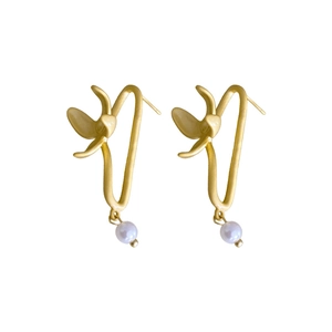 Minimalist matte gold flower earrings with white pearls in a symmetrical arrangement