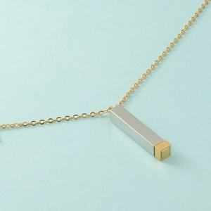 Collier en acier inoxydable avec pendentif rectangle argenté et petit cube doré poli