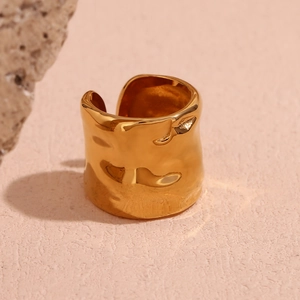 Dettaglio macro dell'anello a fascia larga placcato oro 18K con texture a onde e aperto