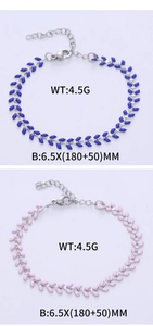 Dettaglio dei bracciali a catena di spighe colorati in blu e rosa con specifiche taglie