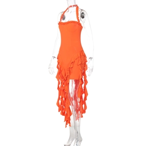 Detail des orangefarbenen Neckholder-Kleids mit Strickstoff und asymmetrischem Rüschensaum
