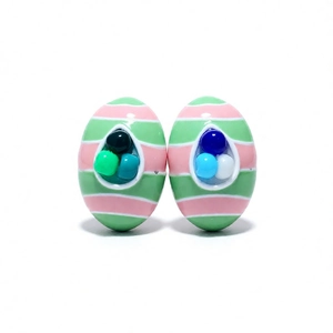Eleganti orecchini ovali a righe con perle in resina colorata e aghi in argento donna