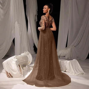 Robe de soirée élégante à manches longues, broderie florale et dos en V avec jupe pailletée