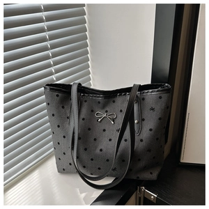 Detailansicht der dunkelgrauen Canvas-Tasche mit schwarzen Punkten und Schleife