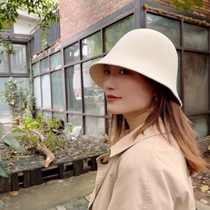 Chapeau cloche élégant en laine beige pour femme au style rétro idéal pour l'automne-hiver