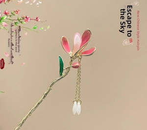 Detail von Hanfu Haarnadel mit rosa Blumen und goldenen Quasten mit weißen Perlentropfen