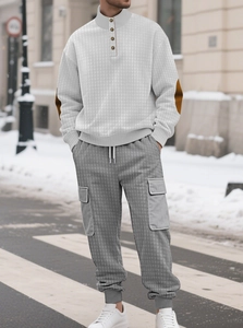 Détail de la texture quadrillée matelassée du sweat-shirt gris clair et du pantalon