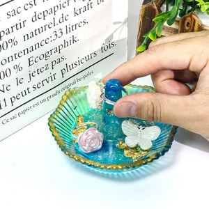Bandeja para anillos de resina en forma de flor con degradado azul verde y borde dorado