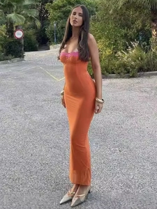 Robe midi orange élégante avec bordure en dentelle rose et bretelles fines