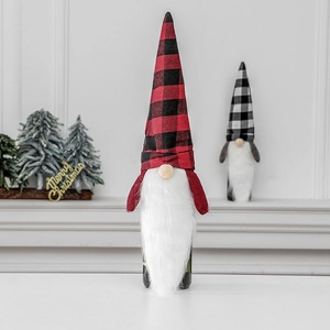 Weihnachts-Zwerg Flaschenhüllen mit rot-schwarzem Karomuster und weichem Plüschbart
