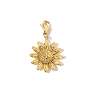 Detailaufnahme des goldenen Sonnenblumenanhängers mit Karabinerverschluss aus Edelstahl