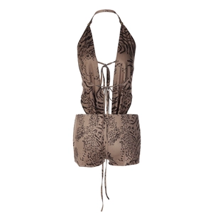Détail d'un combishort dos nu sexy à licou avec imprimé animalier léopard marron