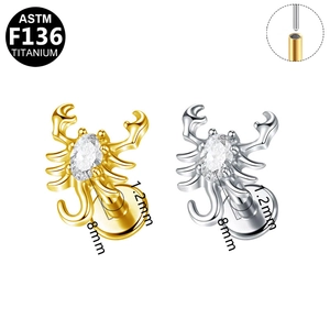 Piercing a scorpione in titanio F136 con zircone bianco e dettaglio filettatura