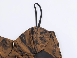 Détail du tissu jacquard à motif animalier avec boucle dorée et bretelle noire
