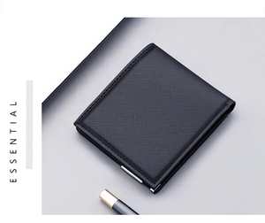 Details von schwarzer Saffiano-Lederbrieftasche mit silberner Metallecke und Textur