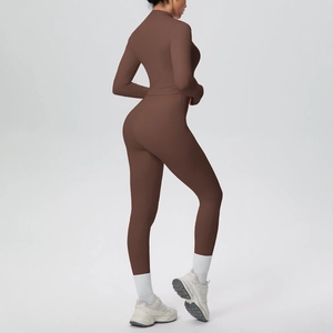 Dettaglio del set yoga marrone scuro con maglia a maniche lunghe e leggings a vita alta