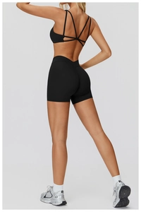 Vue arrière d'un ensemble short de yoga taille haute noir et soutien-gorge de sport croisé