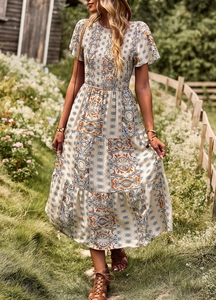 Détail d'une robe longue bohème à plusieurs niveaux avec imprimé floral et taille élastique