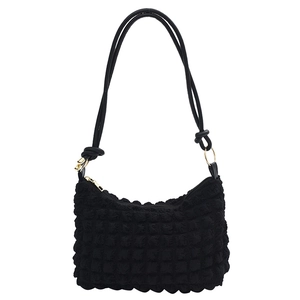 Borsa a tracolla nera a bolle con trama increspata e anelli di metallo dorato