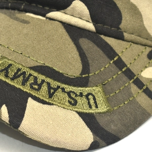 Détail de la broderie U.S. ARMY et des triples coutures sur la casquette militaire camouflage