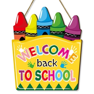 Panneau de bienvenue à l'école en bois avec crayons de couleur pour décoration de classe