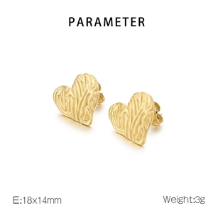 Dettaglio degli orecchini a cuore dorati con texture stropicciata e specifiche tecniche