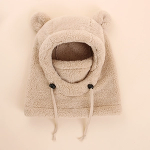 Vue détaillée du bonnet d'hiver pour enfant avec oreilles d'ours et masque coupe-vent