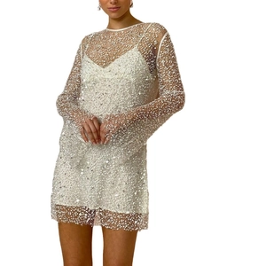 Detail von Pailletten und Netzstruktur am weißen zweiteiligen Kleid mit Unterkleid