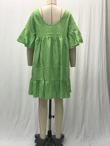 Detalle de vestido verde de lunares con capas de volantes y mangas de mariposa