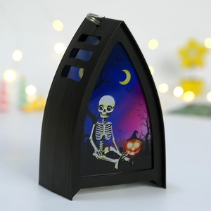 Lanterna gotica di Halloween con decorazione di scheletro e zucca luminosa