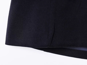 Dettaglio ravvicinato del tessuto twill e della cucitura pulita dell'orlo della gonna blu